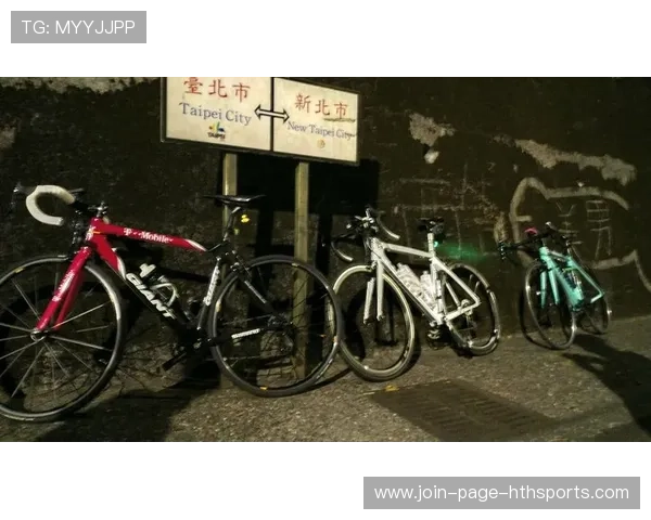 自行车山地队训练在瀑布下通过，画面疯传