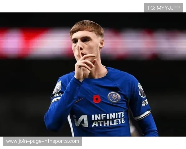 切尔西压迫造成对方失误，帕尔默补射偏出